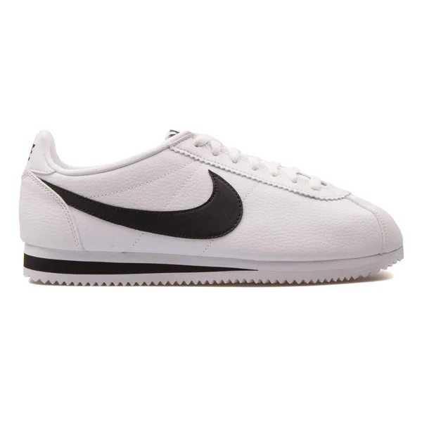 Nike Classic Cortez leren witte en zwarte sneaker — Stockfoto