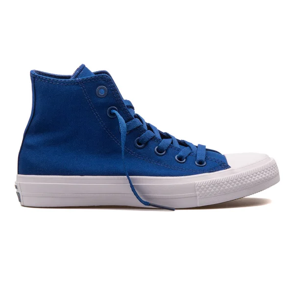 Converse Chuck Taylor All Star 2 hög blå sneaker — Stockfoto