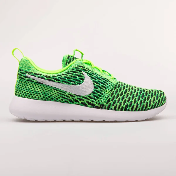 Nike Roshe One Flyknit sapatilha verde e preto — Fotografia de Stock