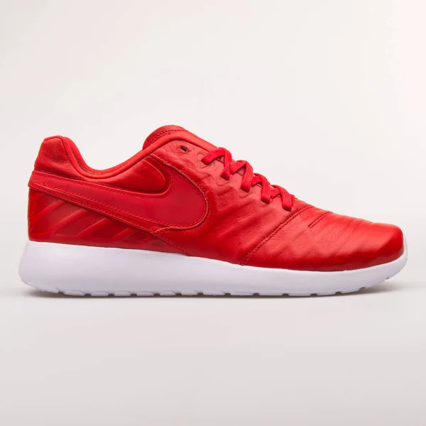 Nike Roshe Tiempo VI QS red sneaker — Stock Photo, Image