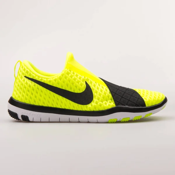 Nike Free Connect volt sarı ve siyah spor ayakkabı — Stok fotoğraf