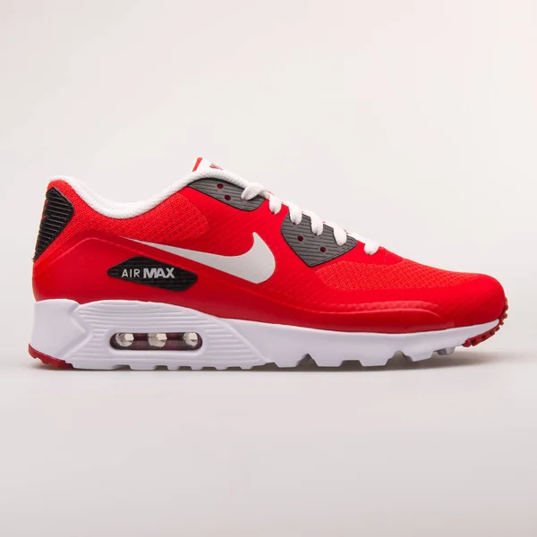 Nike Air Max 90 Ultra Essential kırmızı beyaz spor ayakkabı — Stok fotoğraf