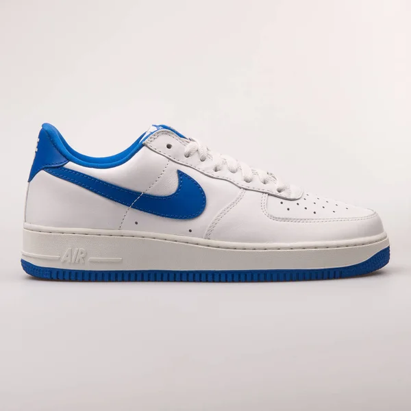 Nike Air Force 1 Low Retro white and blue sneaker — Stock Photo, Image