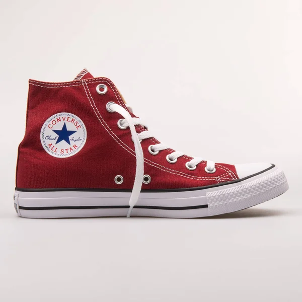 Converse Chuck Taylor All Star High sneaker rossa — Foto Stock