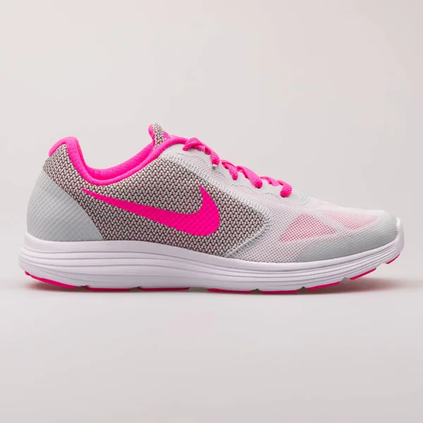 Nike revolution 3 grau und pink sneaker — Stockfoto