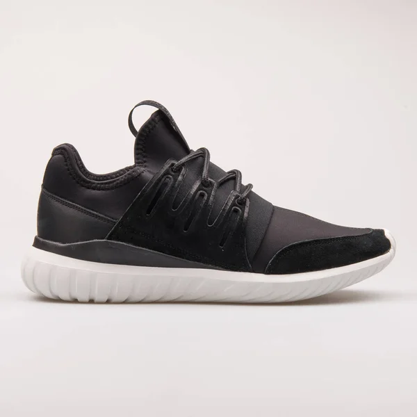 Adidas csöves radiális fekete-fehér cipő — Stock Fotó