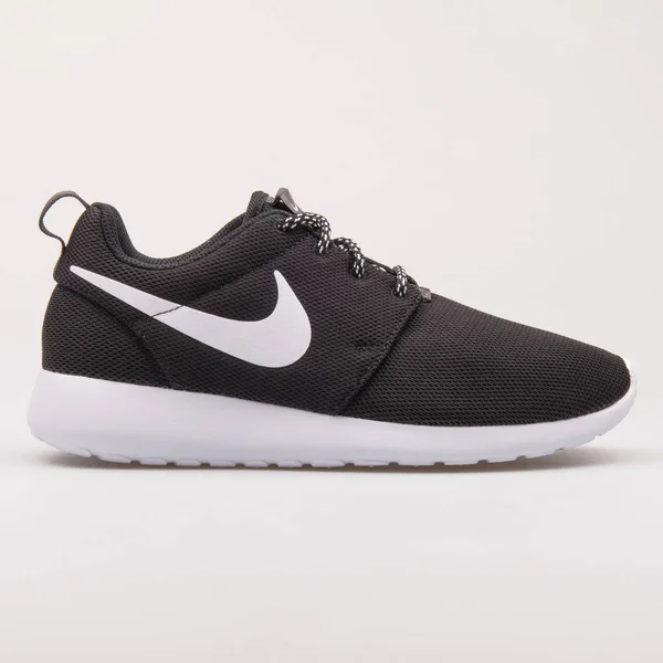 Zapatilla Nike Roshe One en blanco y negro — Foto de Stock