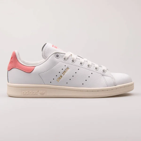 Adidas stan smith weißer und pinkfarbener Turnschuh — Stockfoto