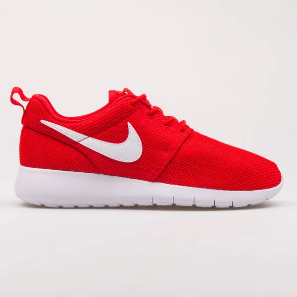 Nike Roshe Um tênis vermelho e branco — Fotografia de Stock