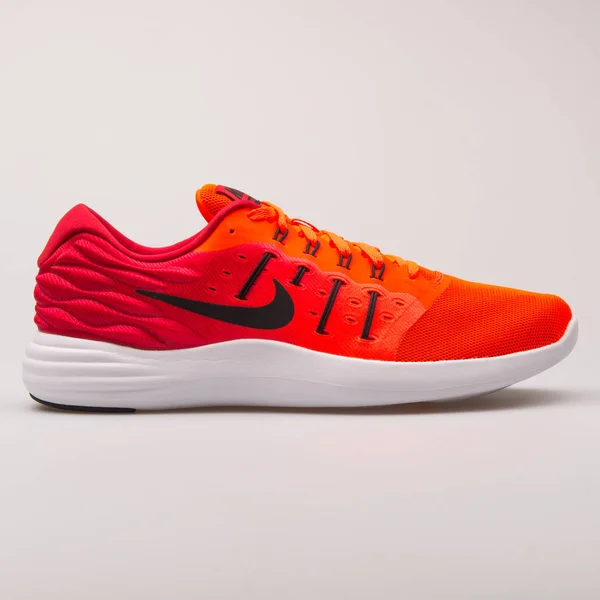 Červené a bílé tenisky Nike Lunarstelos — Stock fotografie