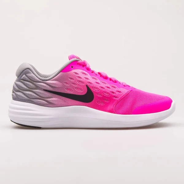 Nike Lunarstelos pembe, gri ve beyaz spor ayakkabı — Stok fotoğraf