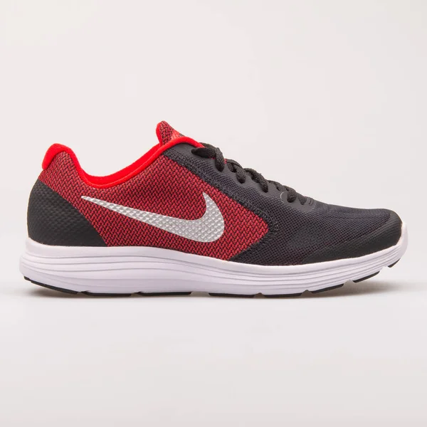 Nike revolution 3 svart och röd sneaker — Stockfoto