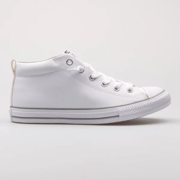 Converse Chuck Taylor minden utcai Közép-fehér cipő — Stock Fotó
