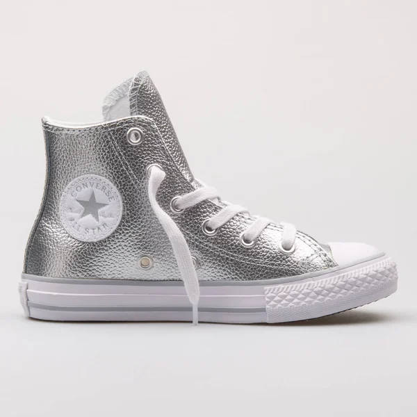 Converse Chuck Taylor All Star Yüksek gümüş spor ayakkabı — Stok fotoğraf