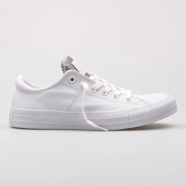 Converse Chuck Taylor All Star Madison Yansıtıcı Ox beyaz gizlice — Stok fotoğraf