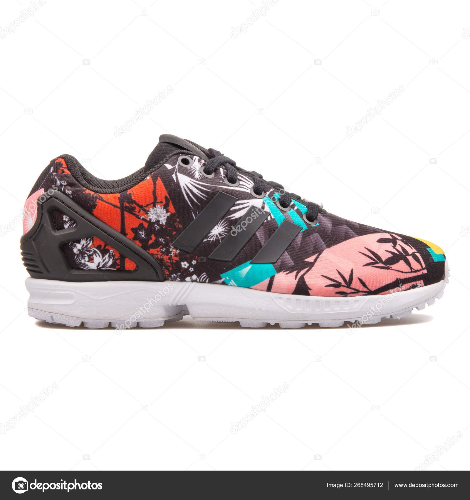 dormitar Exponer Racional Zapatilla Adidas ZX Flux negra y multicolor — Foto editorial de stock ©  xMarshallfilms #268495712