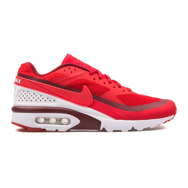 Nike Air Max BW Ultra röd och vit sneaker — Stockfoto