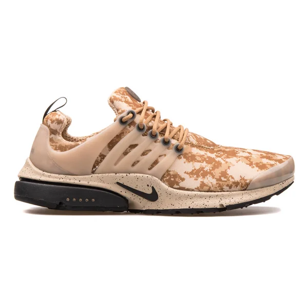 Nike Air Presto GPX golden beige and black sneaker — Stock Photo, Image