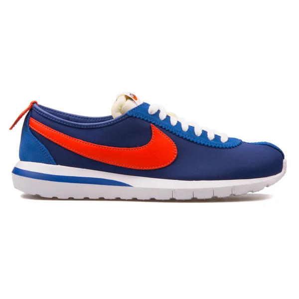 Nike Roshe Cortez NM niebieski, czerwony i biały Sneaker — Zdjęcie stockowe