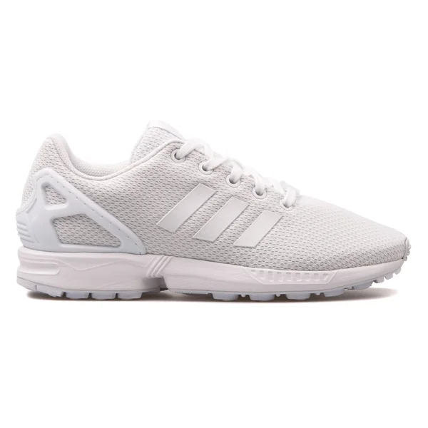 Sepatu putih Adidas ZX Flux — Stok Foto