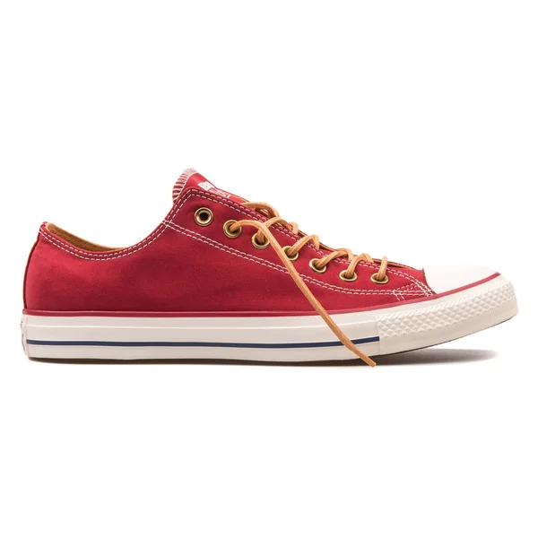 Converse Chuck Taylor All Star OX Back Alley tênis vermelho — Fotografia de Stock