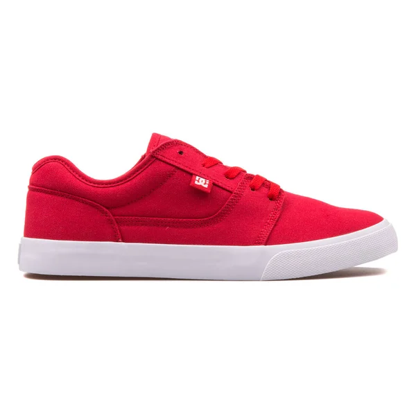 Czerwone Sneaker DC tonik TX — Zdjęcie stockowe