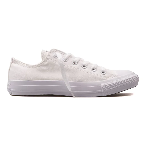 Converse Chuck Taylor All Star OX white — стоковое фото