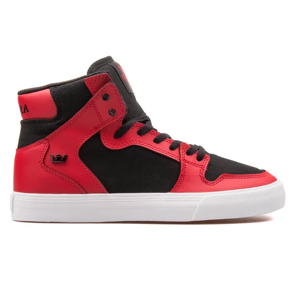 Zapatilla Supra Kids Vaider negra y roja — Foto de Stock