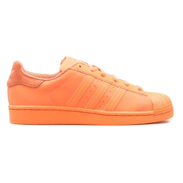 Adidas Superstar adicolor oranje sneaker — Stockfoto