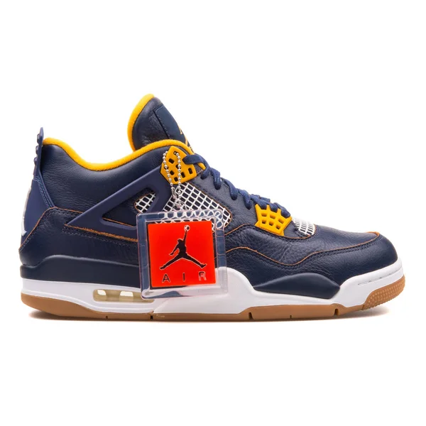 Nike Air Jordan 4 Retro azul marinho e sapatilha de ouro — Fotografia de Stock