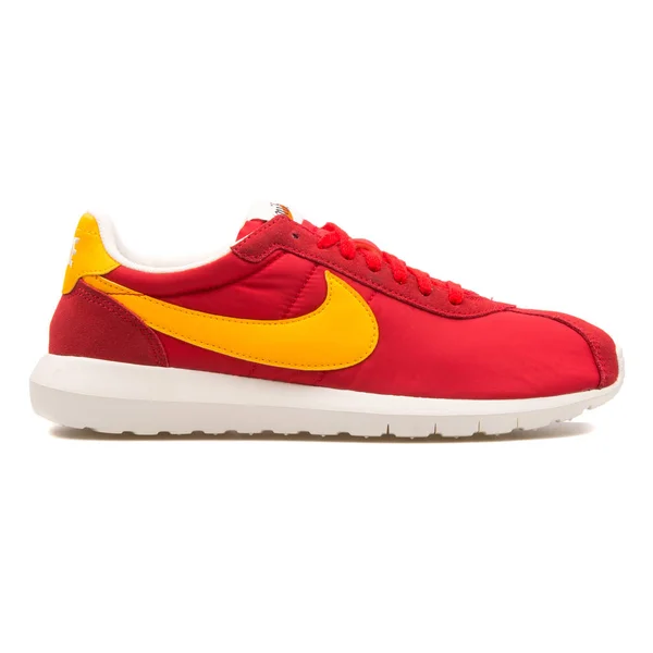 Nike Roshe LD 1000 czerwone i żółte Sneaker — Zdjęcie stockowe