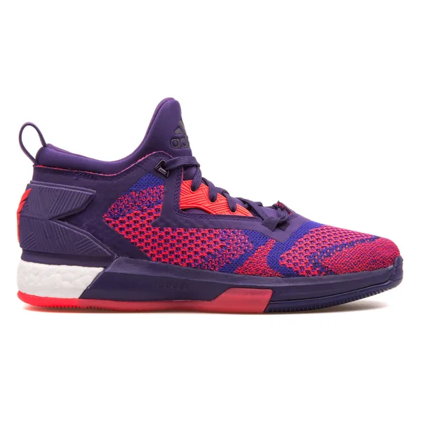 Zapatilla Adidas D Lillard 2 Boost Primekni morada, azul y roja — Foto de Stock