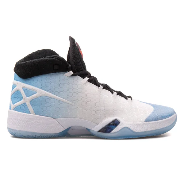 Nike Air Jordan XXX biały, czarny i niebieski Sneaker — Zdjęcie stockowe