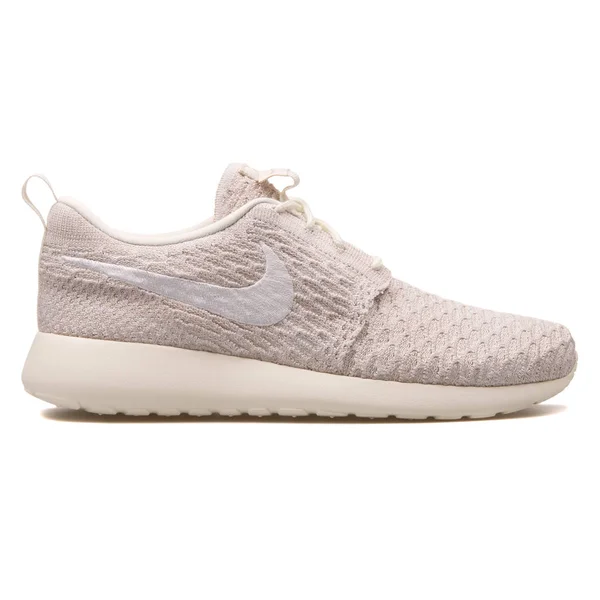 Nike Roshe One Flyknit zeil witte sneaker — Stockfoto