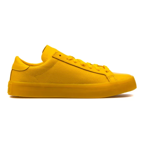 Adidas Courtvantage Adicolor yellow sneaker — Stock Photo, Image