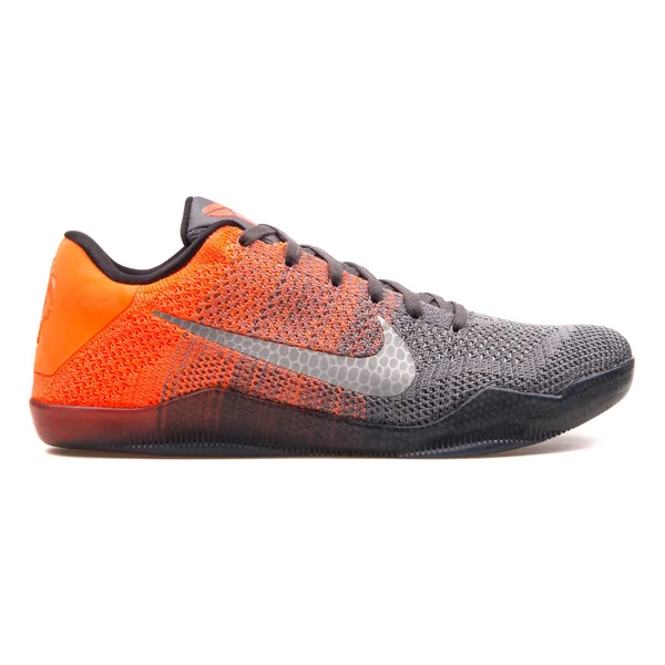 Zapatilla Nike Kobe XI Elite Low gris y naranja — Foto de Stock