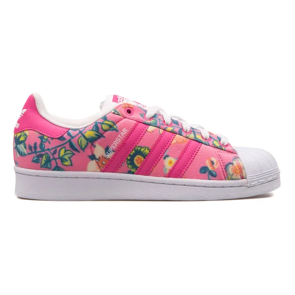 Zapatilla estampado rosa y floral Adidas Superstar — Foto de Stock