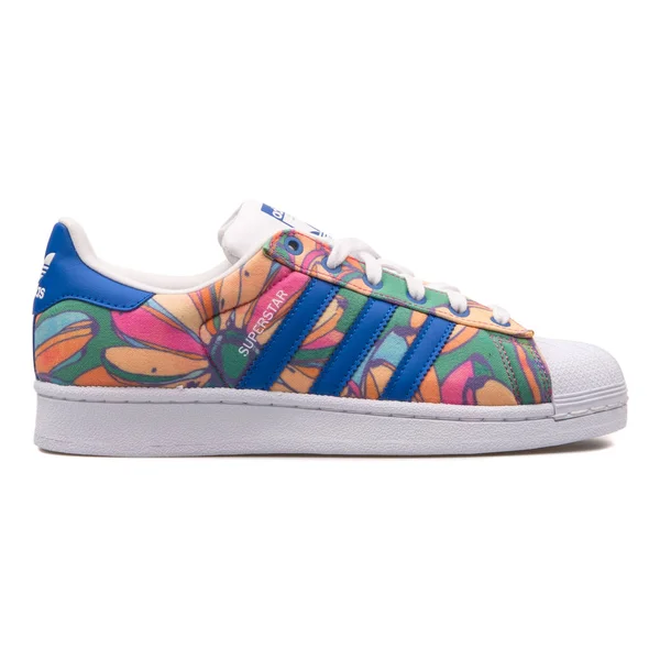 Zapatilla Adidas Superstar floral multicolor — Foto de Stock