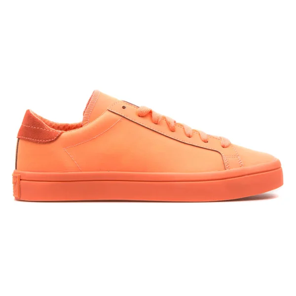 Adidas Courtvantage Adicolor narancssárga cipő — Stock Fotó