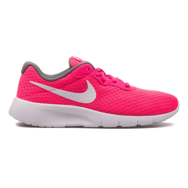 Nike Tanjun гіпер рожеві кросівки — стокове фото