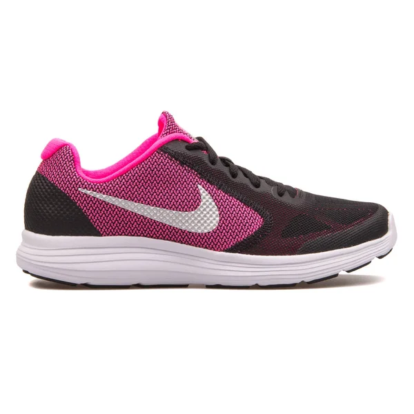 Nike revolution 3 schwarz-pinkfarbener Turnschuh — Stockfoto