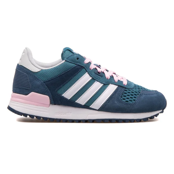 Adidas Zx 700 mavi, yeşil ve fuşya spor ayakkabı — Stok fotoğraf