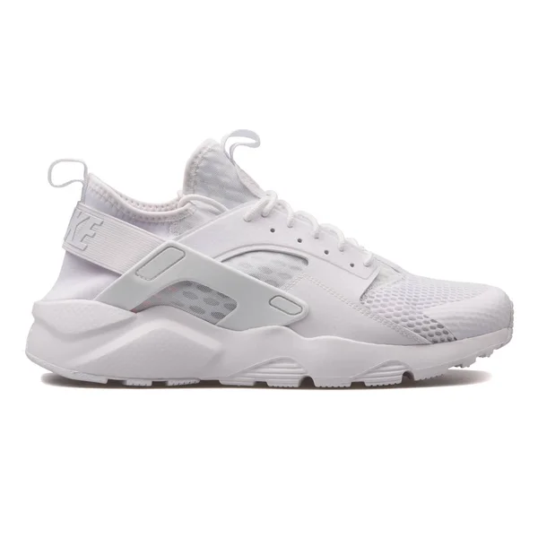 Zapatilla Nike Air Huarache Run Ultra BR blanca —  Fotos de Stock