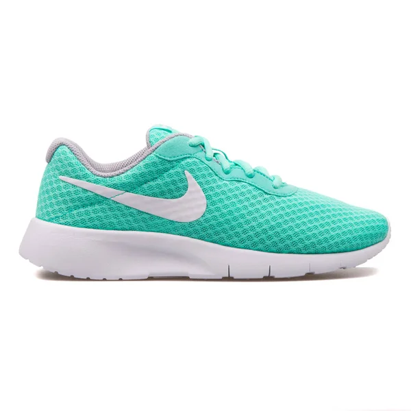 Nike Tanjun Hyper turkos sneaker — Stockfoto