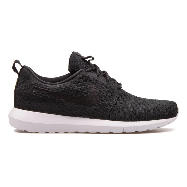 Nike Roshe nm Flyknit zwart en wit sneaker — Stockfoto