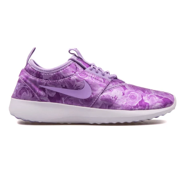 NIKE JUVENATE Flowers Drukuj liliowy i białe Sneaker — Zdjęcie stockowe