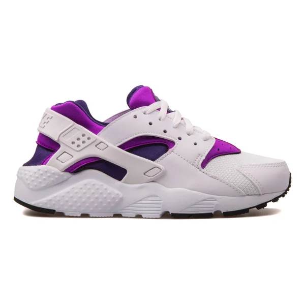 Zapatilla Nike Huarache Run blanco y violeta — Foto de Stock