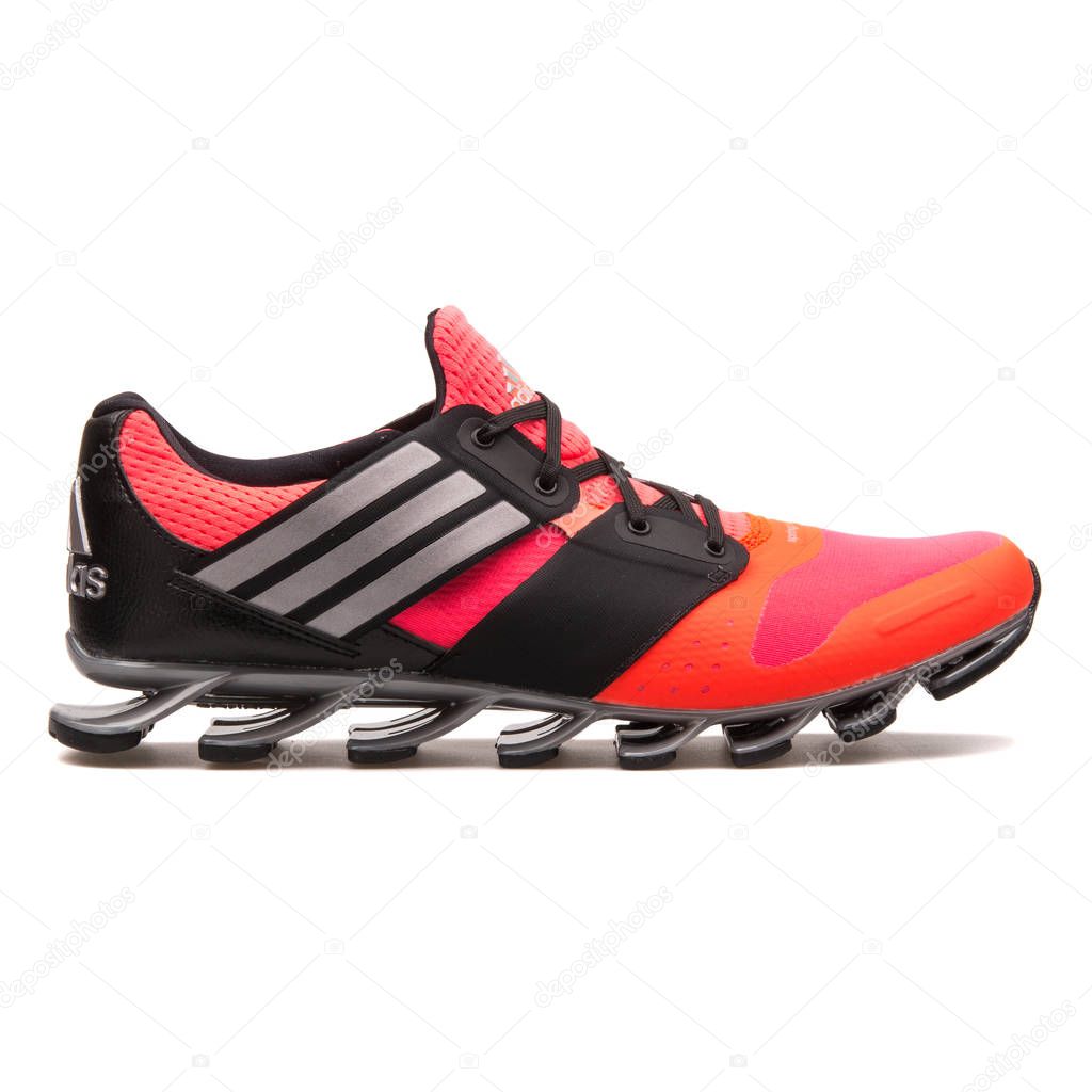 Zapatilla Adidas Springblade Solyce roja y negra Ilustración de