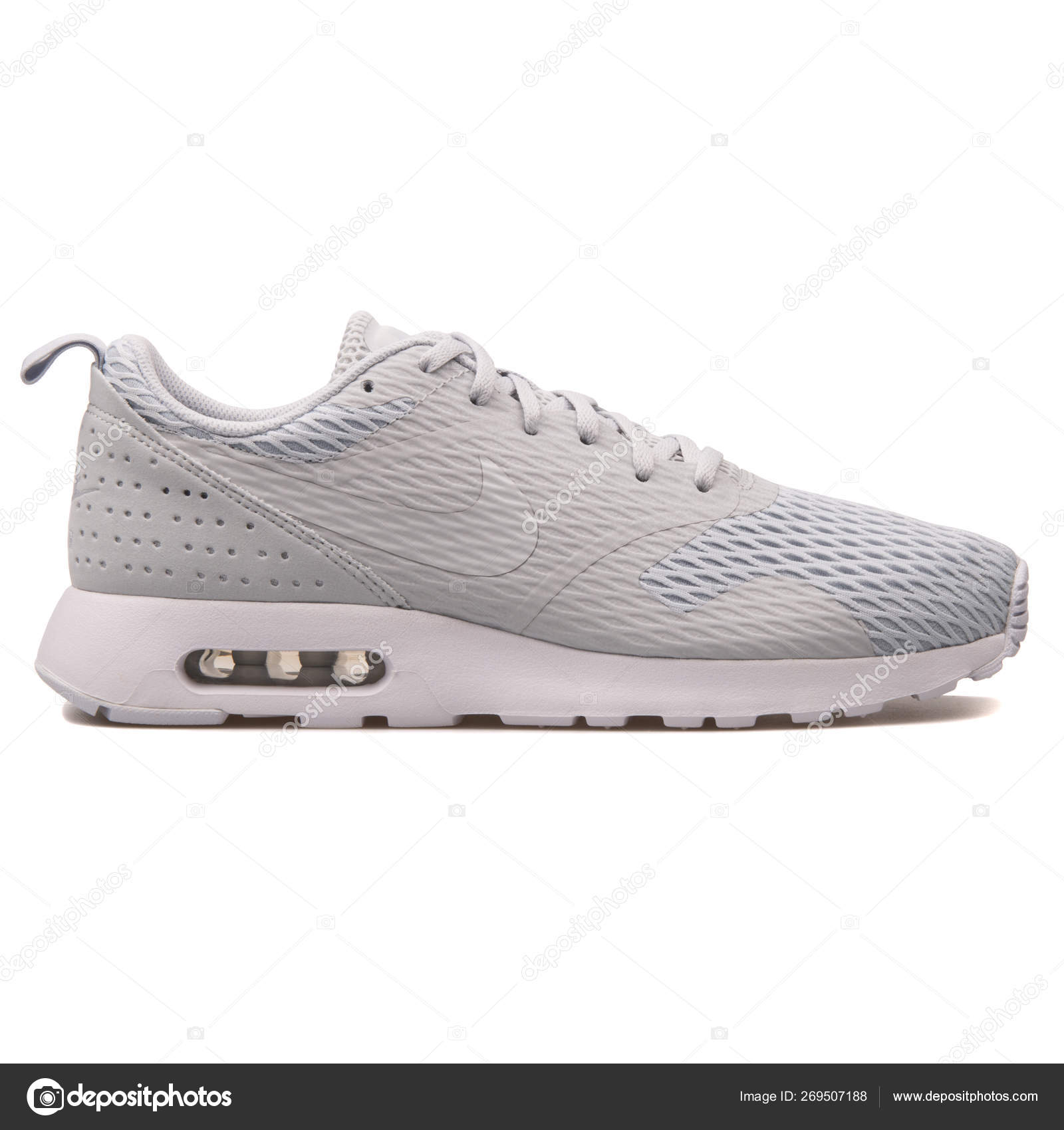 Zapatillas Nike Air Max Tavas Se gris — Foto editorial de Zapatillas Nike Air Max Tavas Se gris — Foto editorial de