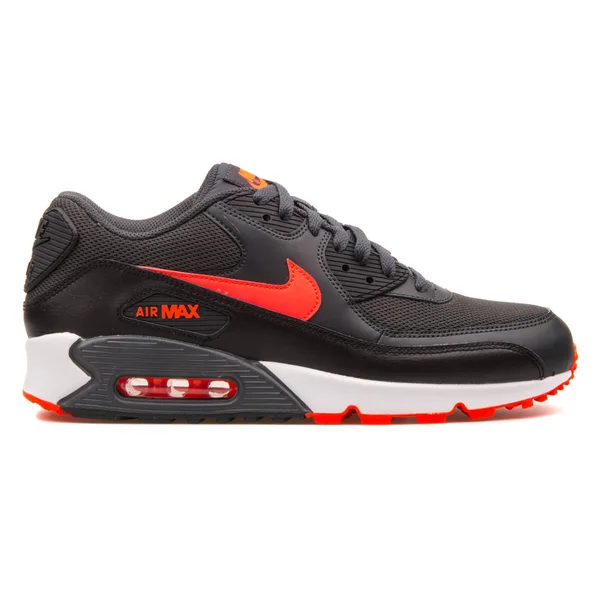 Nike Air Max 90 Essential siyah ve kırmızı spor ayakkabı — Stok fotoğraf